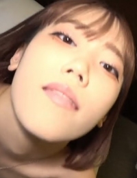 (2)上次大获好评的18岁白皙苗条、湿漉漉小穴的性感可爱按摩女郎，这次把她借给朋友，拍了一段自拍性爱视频！FC2PPV-4758016