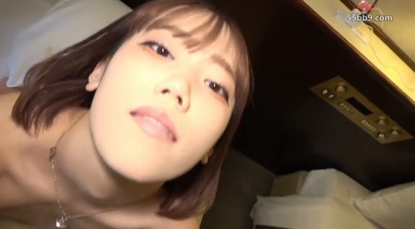 (2)上次大获好评的18岁白皙苗条、湿漉漉小穴的性感可爱按摩女郎，这次把她借给朋友，拍了一段自拍性爱视频！FC2PPV-4758016