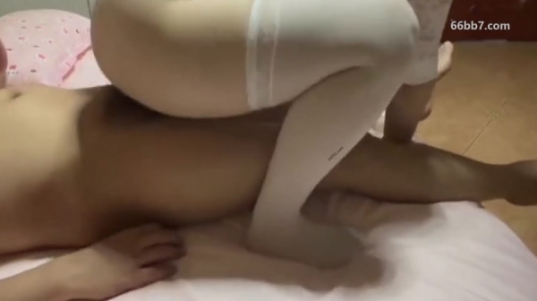 跟自己小姨做爱 边操边接电话差点被发现 淫荡的喘息只好慌称在跑步 又爽又刺激