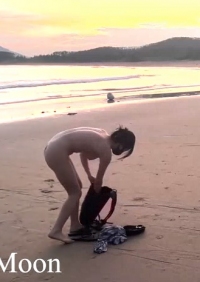 天花板露出狂人御姐 海滩裸体无惧露出，勾引路人嬉笑讨论大饱眼福