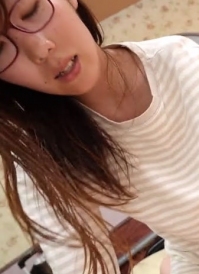 出差酒店里一个人自慰的时候，男朋友突然提前回家！ 用电动按摩棒猛震她超级敏感的乳头，然后大鸡巴直捣子宫深处 FC2PPV-4819032