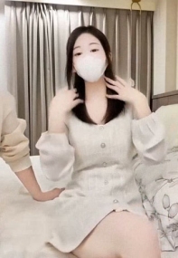 白皙身材，白虎骚逼，圣诞节偶遇一位长得似乎很可爱的处男小哥哥主动撩他，让他无套干了我