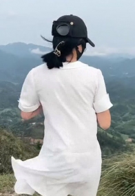 全裸户外遛狗，尾随挑逗老大叔